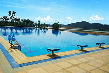 廣州增城華商學(xué)院標(biāo)準(zhǔn)無邊際恒溫泳池工程