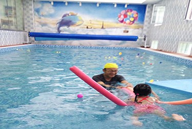 新疆烏魯木齊奧維親子游泳館鋼結構泳池工程