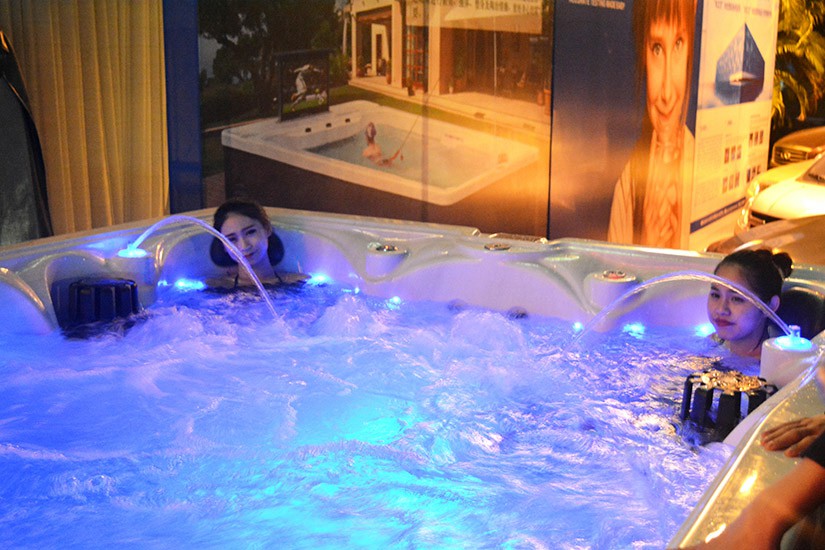 泳池中的跑步機(jī) 這個(gè)無邊界泳池永遠(yuǎn)游不到頭