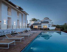 比起人工泳池復(fù)雜的建造工序 無(wú)邊際泳池更省心省力