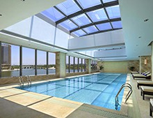 泳池加熱設(shè)備選擇空氣源熱泵還是太陽能熱水器好?