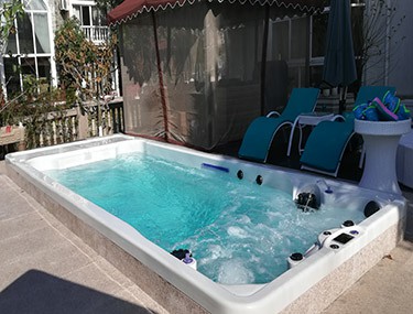 家庭的無邊際泳池建設要怎么選擇? alt=