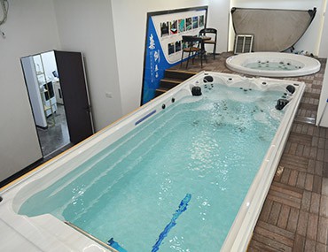 在室內安裝這種成品泳池不用建池，3-5天就可以使用