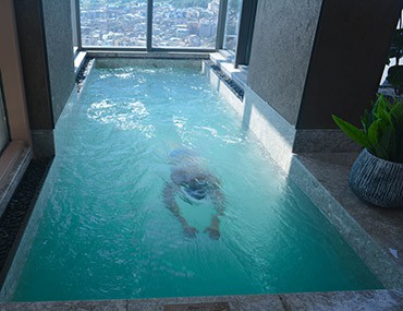 不要在家建小游泳池啦，使用這種整體式游泳池游泳體驗(yàn)好還美觀