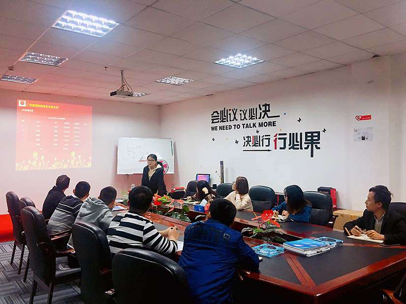 戴高樂泳池設備